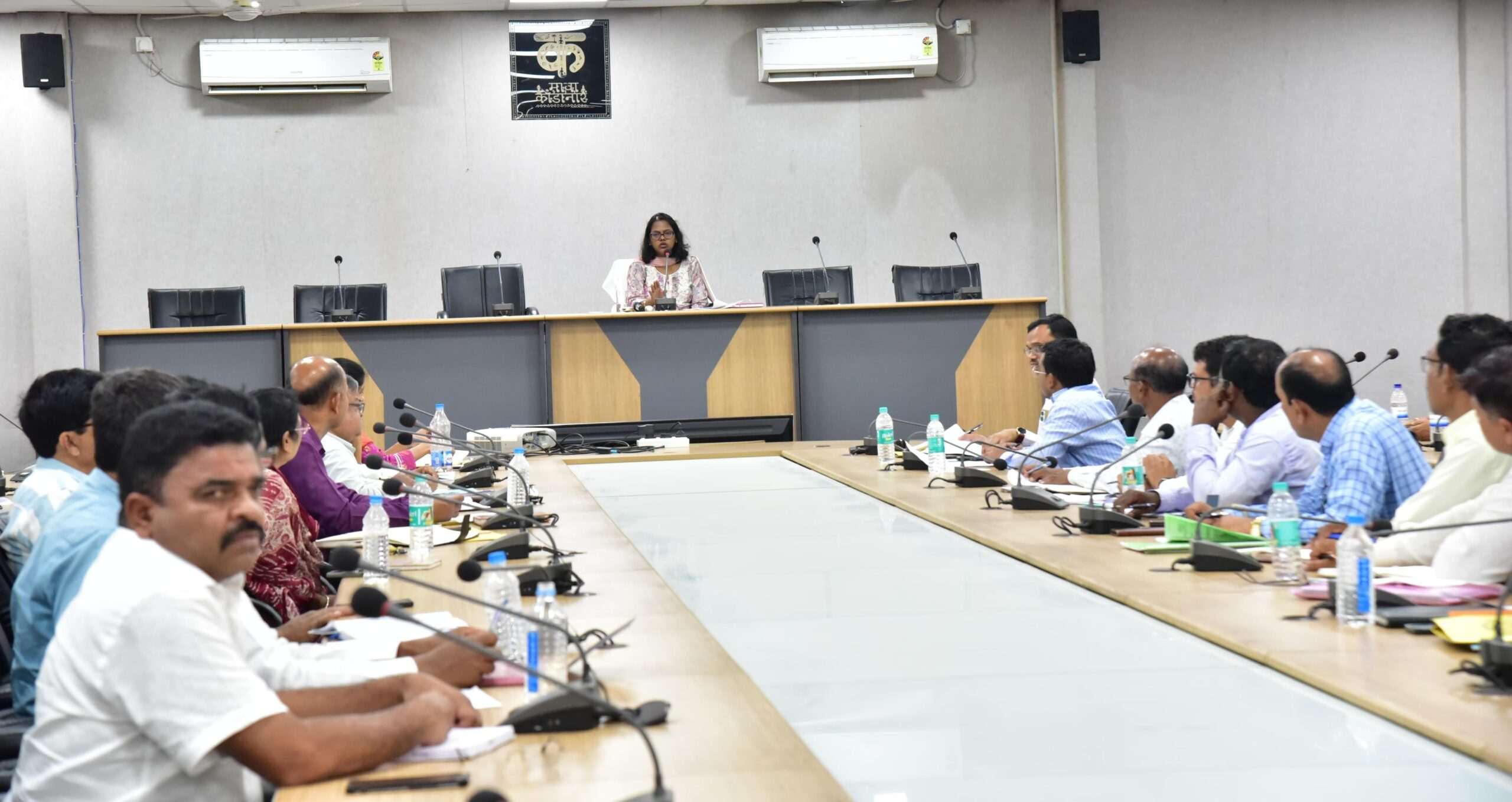 कलेक्टर ने शिक्षकों और शालाओं के युक्तियुक्तकरण के संबंध में बैठक लेकर दिए आवश्यक दिशा-निर्देश...