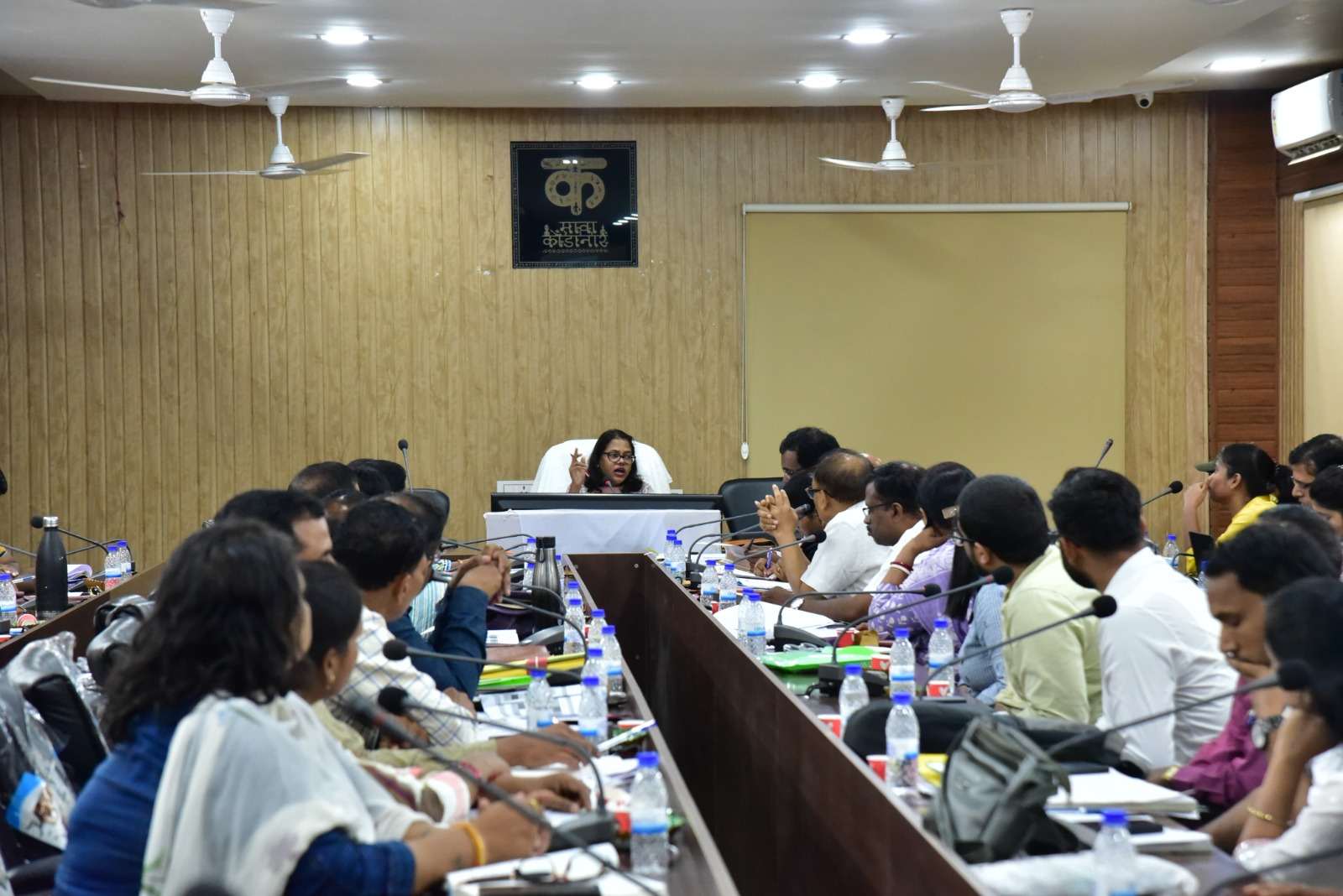 कलेक्टर ने बैठक लेकर स्वास्थ्य सेवाओं में सुधार हेतु दिए आवश्यक दिशा-निर्देश...