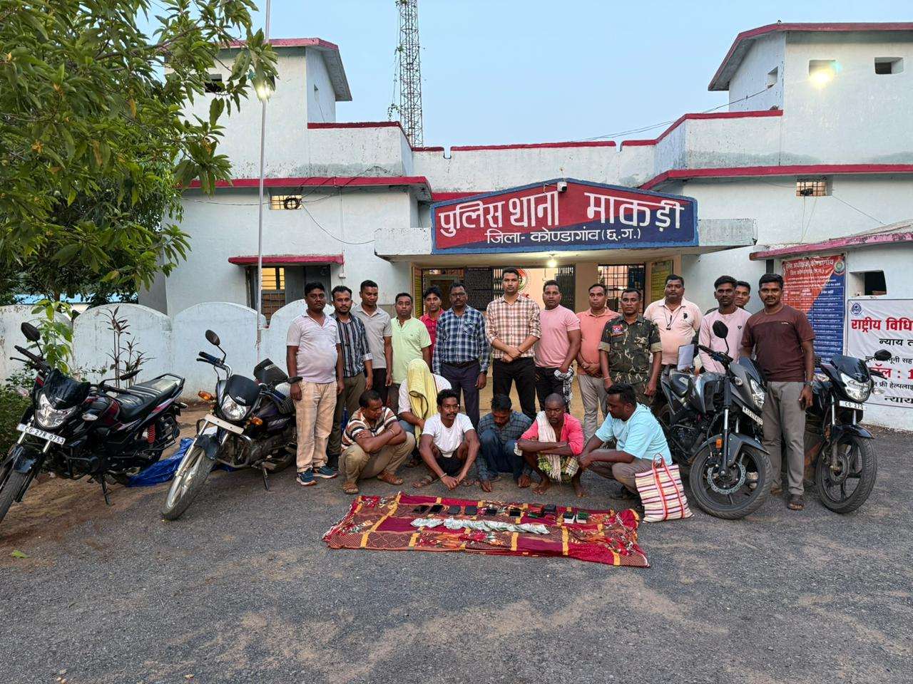 जंगल में जुआ खेलते 6 आरोपी गिरफ्तारमाकड़ी पुलिस की कार्रवाई, नगदी सहित वाहन जब्त...