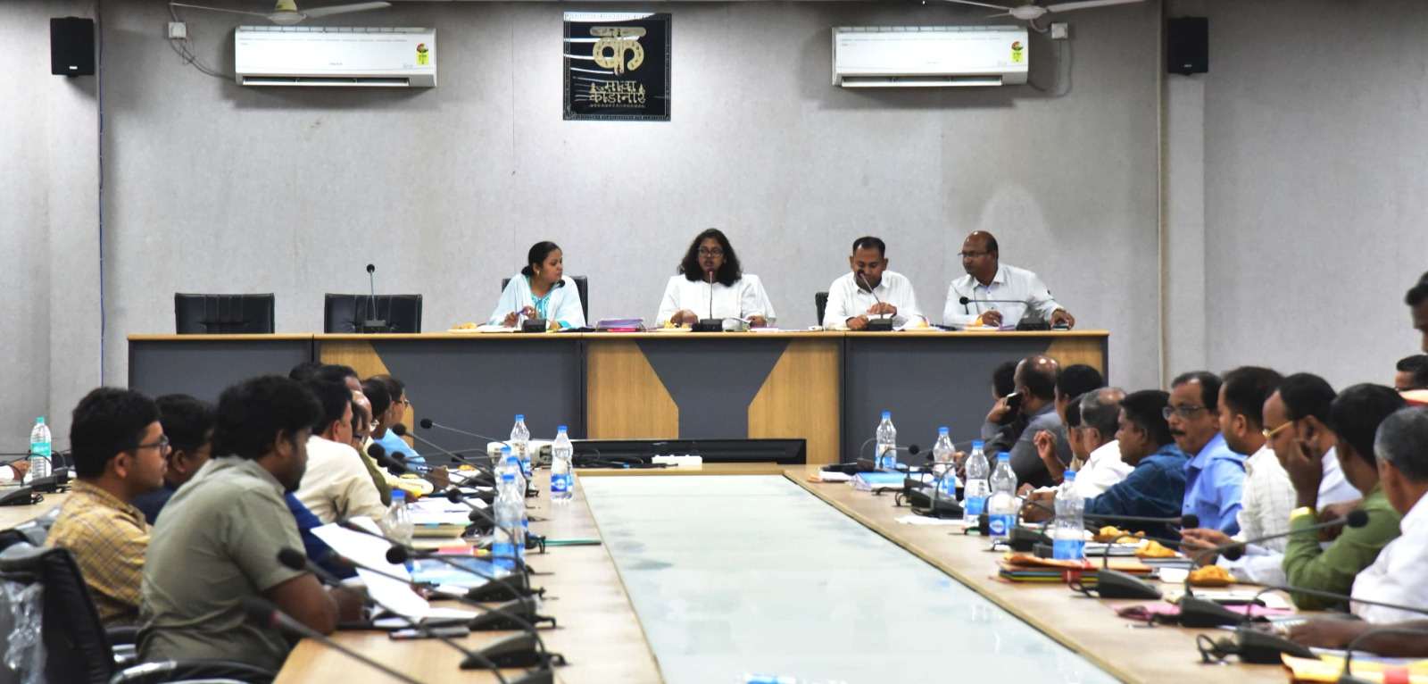 कलेक्टर ने शासकीय योजनाओं एवं निर्माण कार्यों के प्रगति की विस्तृत समीक्षा की....