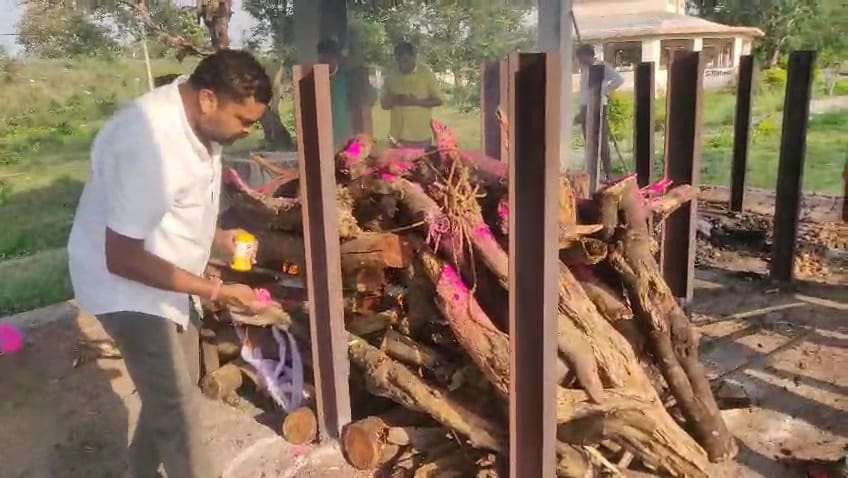 नगरपालिका उपाध्यक्ष जसकेतु उसेंडी ने निभाया मानवता का धर्म, शिक्षक पात्र का किया अंतिम संस्कार..