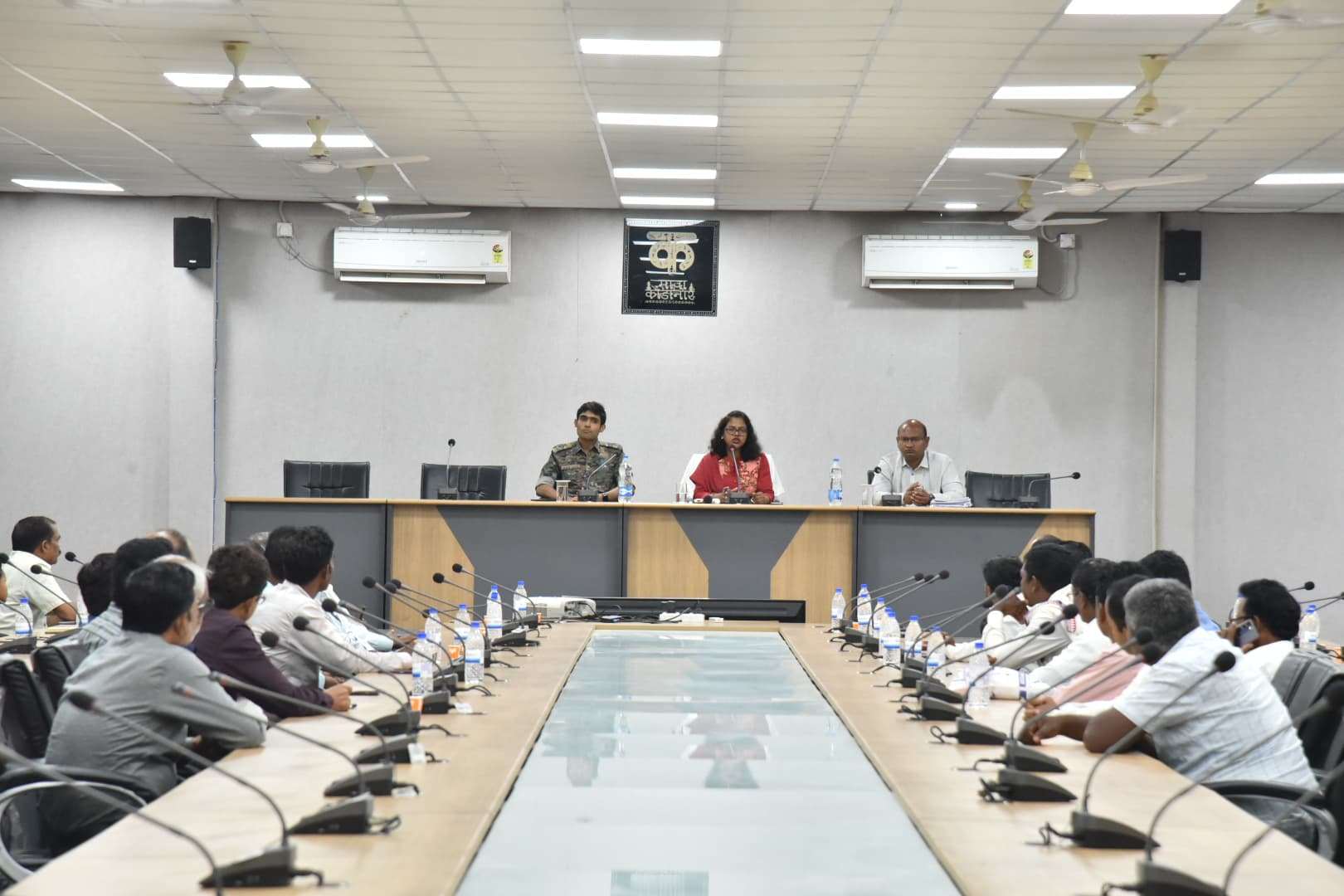 सर्व समाज प्रमुखों के साथ कलेक्टर ने की बैठक..