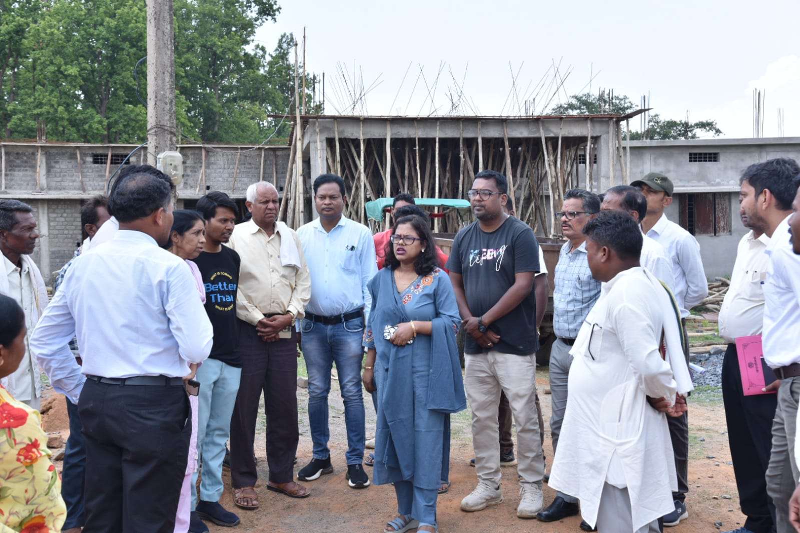 कलेक्टर ने रांधना में स्कूल भवन के निर्माण कार्य किया लिया जायजा
