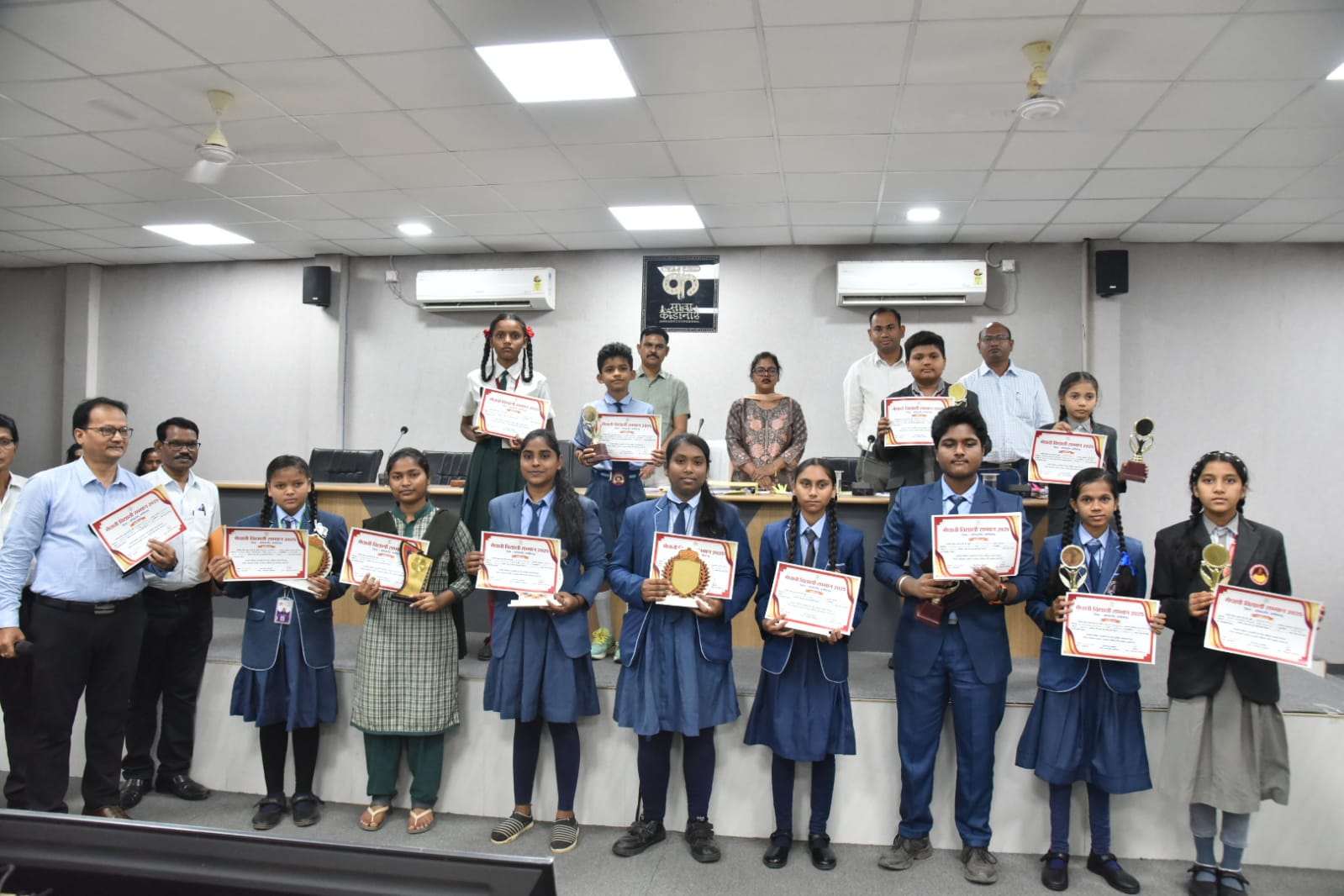 जिले के मेधावी विद्यार्थियों को कलेक्टर ने किया सम्मानित...