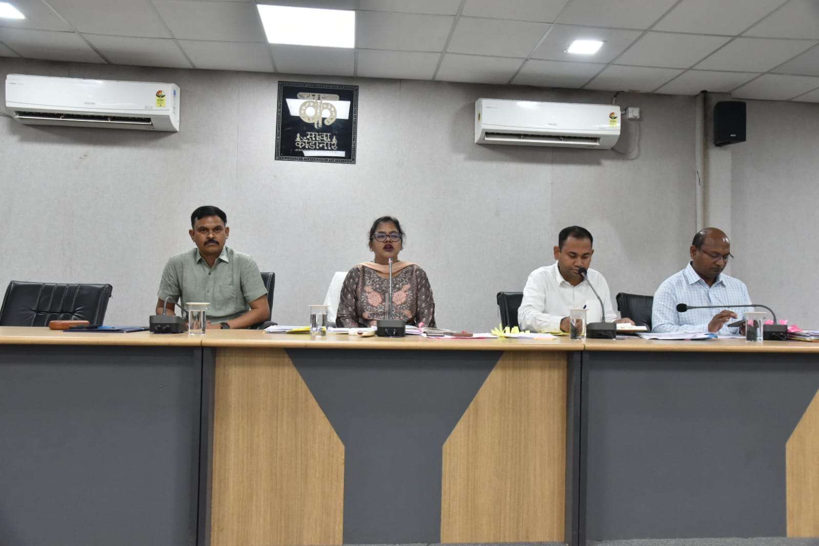 सड़क, स्वास्थ्य, शिक्षा और बुनियादी सुविधाओं में तेजी लाने कलेक्टर का सख्त रुख...