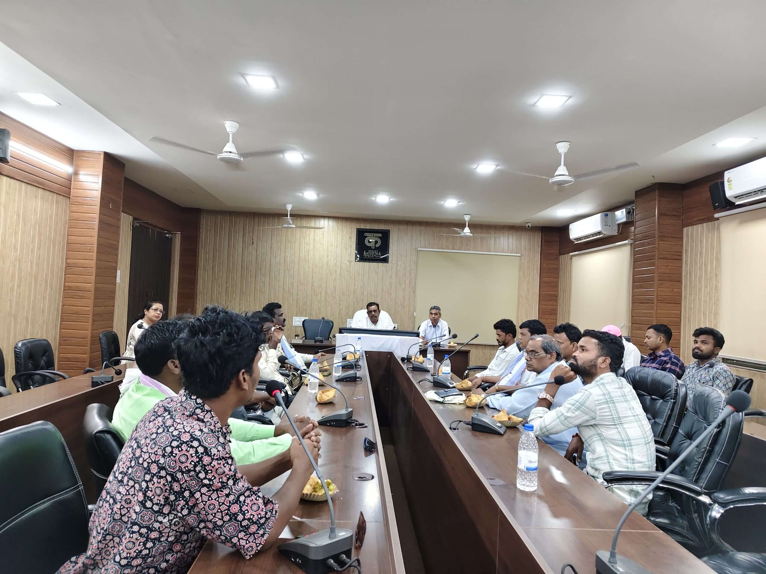 छत्तीसगढ़ लौह शिल्पकार विकास बोर्ड के अध्यक्ष ने शिल्पकारों के साथ की बैठक