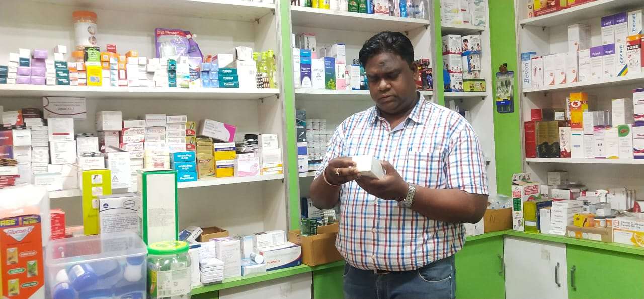 मेडिकल स्टोर्स में औचक निरीक्षण, संदेहास्पद दवाओं के सैंपल जांच हेतु रायपुर भेजे गए...