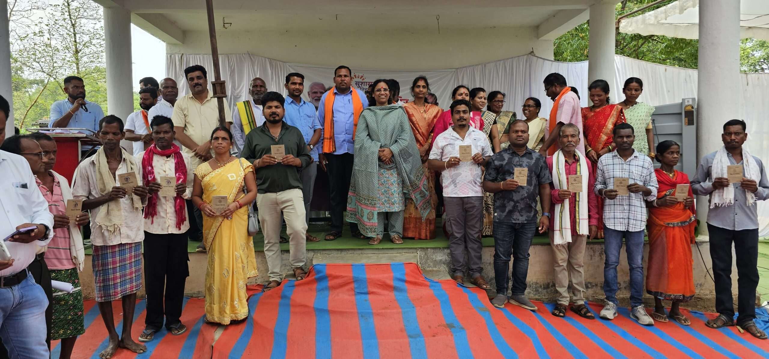 विधायक सुश्री लता उसेण्डी ने 97 ग्रामीणों को वितरित की हितग्राहीमूलक सामग्री