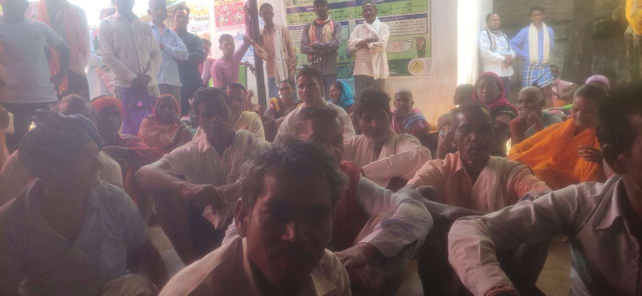 भीषण गर्मी में उबल रहे उपभोक्ता, ऐसी कमरों में बैठे अधिकारी अंजान...