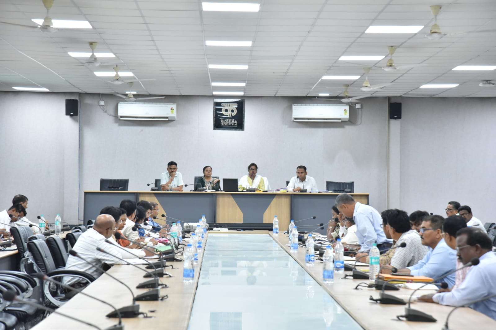 कलेक्टर ने ली साप्ताहिक समय-सीमा की बैठकयुक्तियुक्तकरण प्रक्रिया होगी पारदर्शी, ग्रामीण बस योजना की तैयारी...