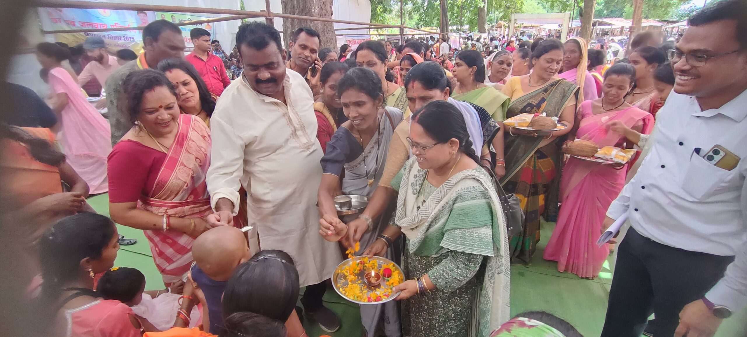 लंजोड़ा समाधान शिविर: ग्रामीणों को मिला योजनाओं का लाभ, विधायक टेकाम ने किया वितरण..