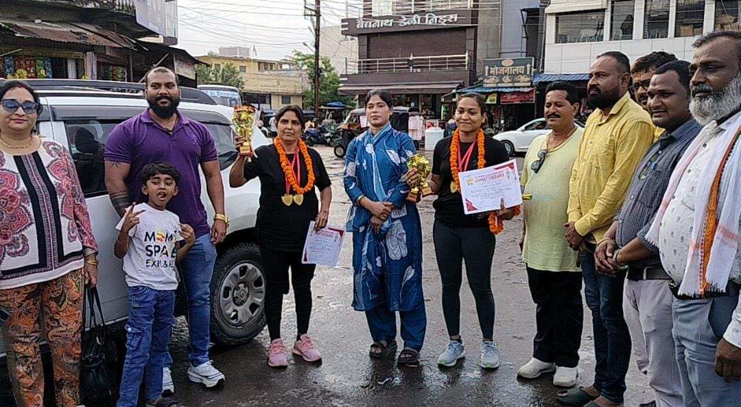 कोण्डागांव की नीता और शोभा ने राज्य स्तरीय पावरलिफ्टिंग में लहराया परचम....