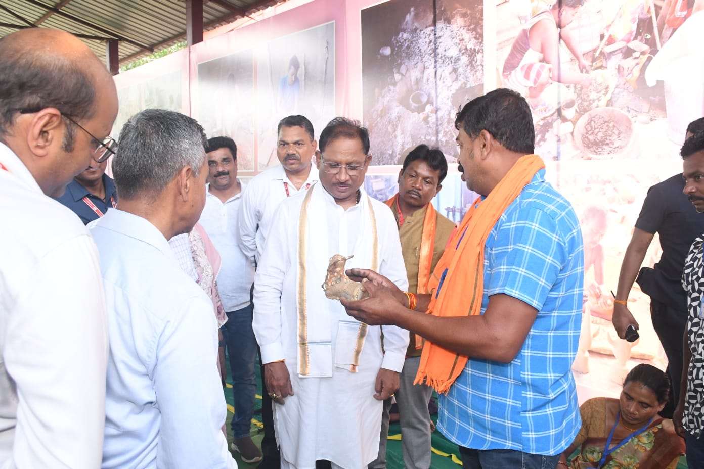 मुख्यमंत्री विष्णु देव साय ने शिल्पनगरी कोंडागांव में शबरी एंपोरियम का किया भ्रमण, बेलमेटल कलाकृतियों की सराहना