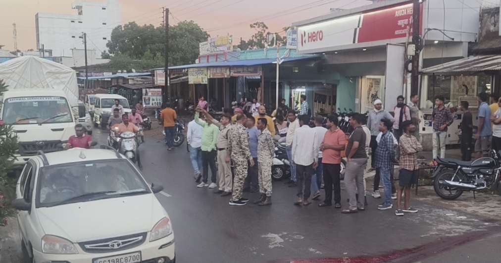 ट्रक के पहिए के नीचे आने से एक की मौत दो घायल...