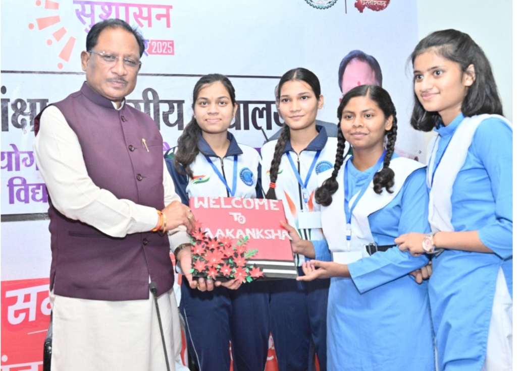 मुख्यमंत्री साय ने आकांक्षा विद्यालय में नीट-जेईई कोचिंग विद्यार्थियों से किया संवाद…