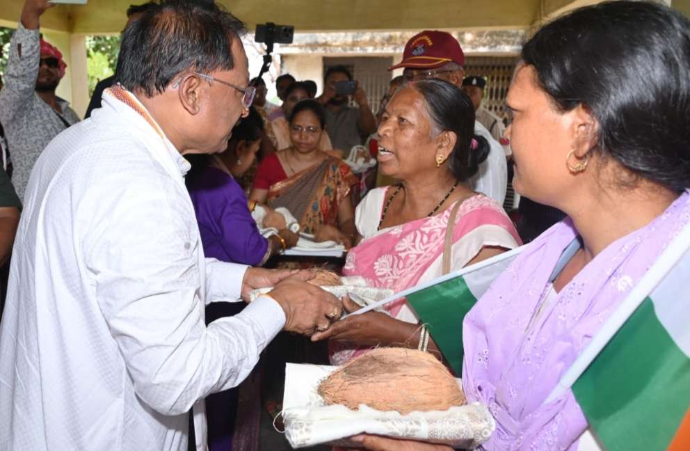 मुख्यमंत्री ने तिरंगा यात्रा के अवसर पर शहीदों के परिजनों को शाल और श्रीफल भेंटकर सम्मानित किया...