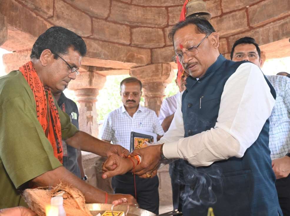 मुख्यमंत्री ने तेरहवीं शताब्दी के प्राचीन शिव व हनुमान मंदिर के किए दर्शन...