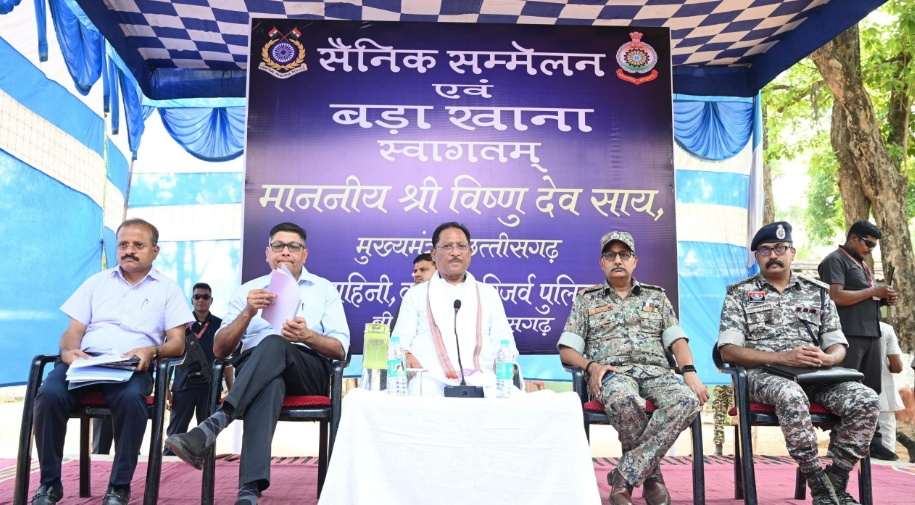 गलगम पहुंचे मुख्यमंत्री विष्णु देव साय, जवानों से मुलाकात कर बढ़ाया हौसला...