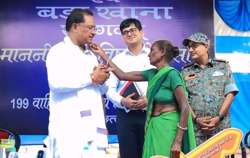 मुख्यमंत्री को माँ ने दिया अपना आशीर्वाद—स्नेह से छुआ गाल, हृदय से कहा धन्यवाद...