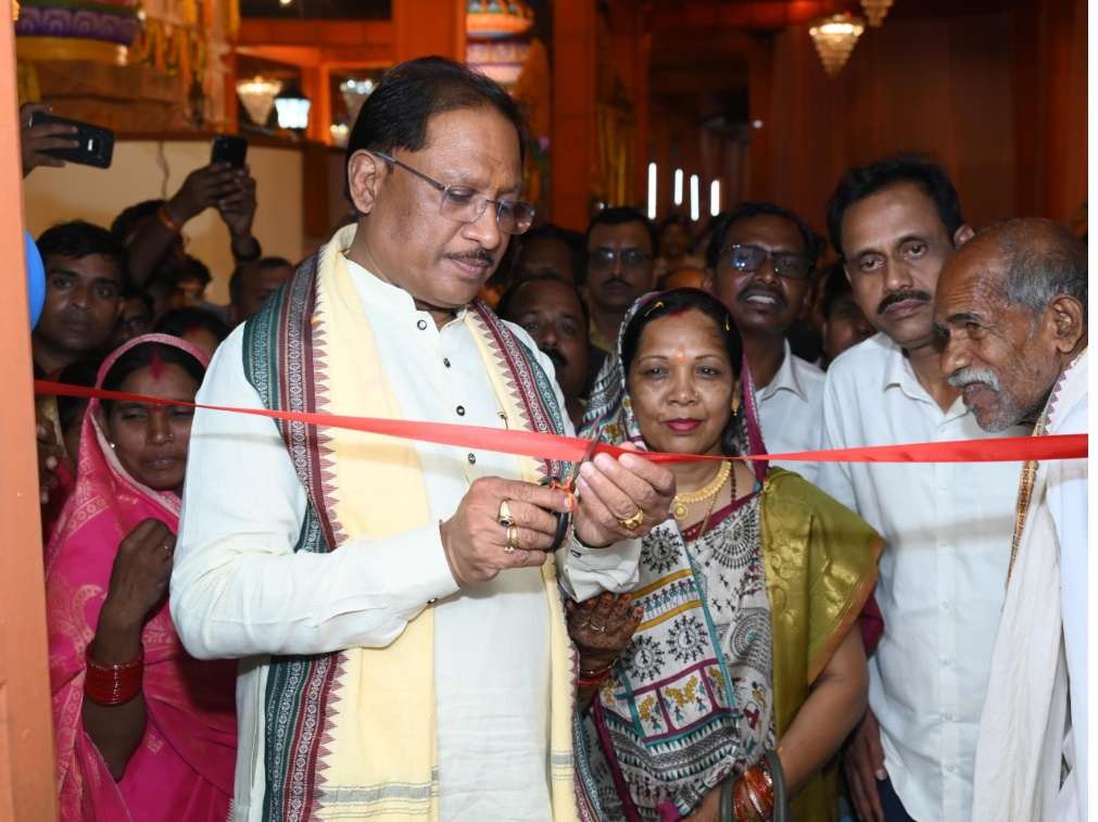 मुख्यमंत्री साय ने दोकड़ा में पीएम आवास योजना के हितग्राही संतु चक्रेस को चाबी देकर गृह प्रवेश कराया...