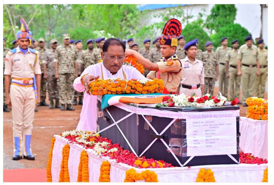 मुख्यमंत्री ने नक्सल मुठभेड़ में शहीद जवान मेहुल भाई को दी श्रद्धांजलि...