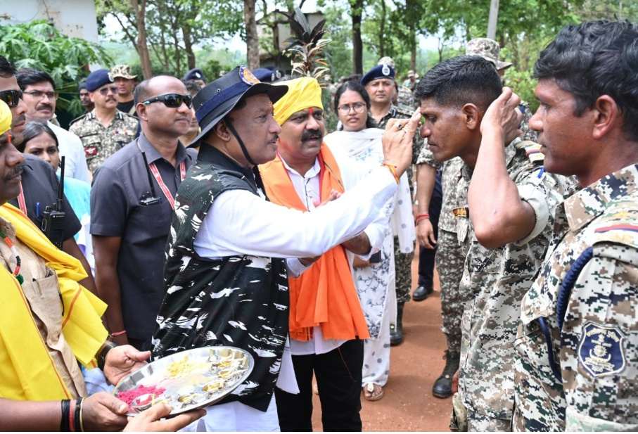 मुख्यमंत्री साय ने बासिंग स्थित बीएसएफ कैम्प पहुंचकर की जवानों की हौसला अफजाई...