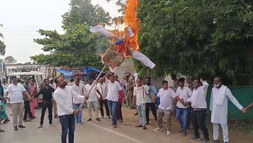 कांग्रेसियों ने किया मंत्री विजय शाह का पुतला दहन...