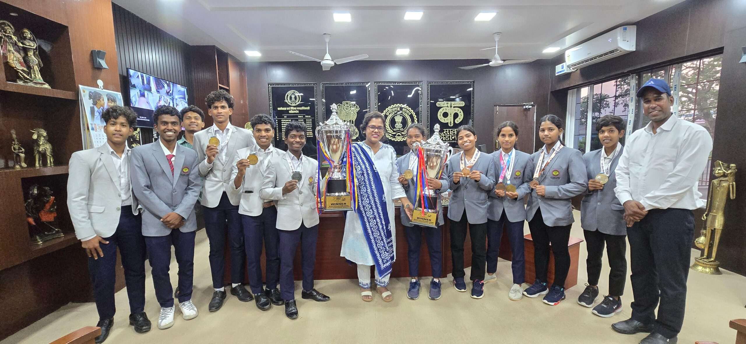 कोंडागांव कलेक्टर ने अबूझमाड़ मल्लखंब के खिलाड़ियों से की मुलाकात , खेलो इंडिया में उत्कृष्ट प्रदर्शन पर दी बधाई