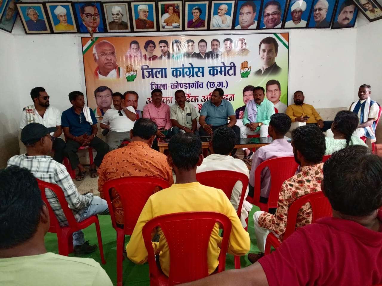जिला कांग्रेस कमेटी की बैठक सम्पन्न, बजरंगबली से आशीर्वाद लेकर निकलेगी शिक्षा न्याय यात्रा...