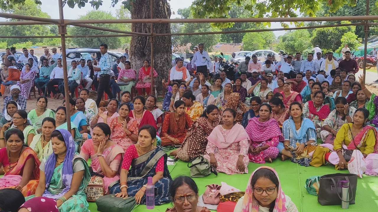 कोण्डागांव: युक्तियुक्तकरण को लेकर शिक्षक संघ अनिश्चितकालीन आंदोलन पर...