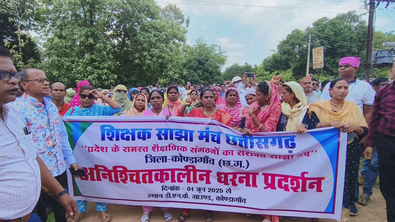 शिक्षकों का जोरदार विरोध प्रदर्शन, युक्तियुक्तिकरण काउंसलिंग के खिलाफ फूटा आक्रोश, बाहर शिक्षक अंदर अधिकारी...