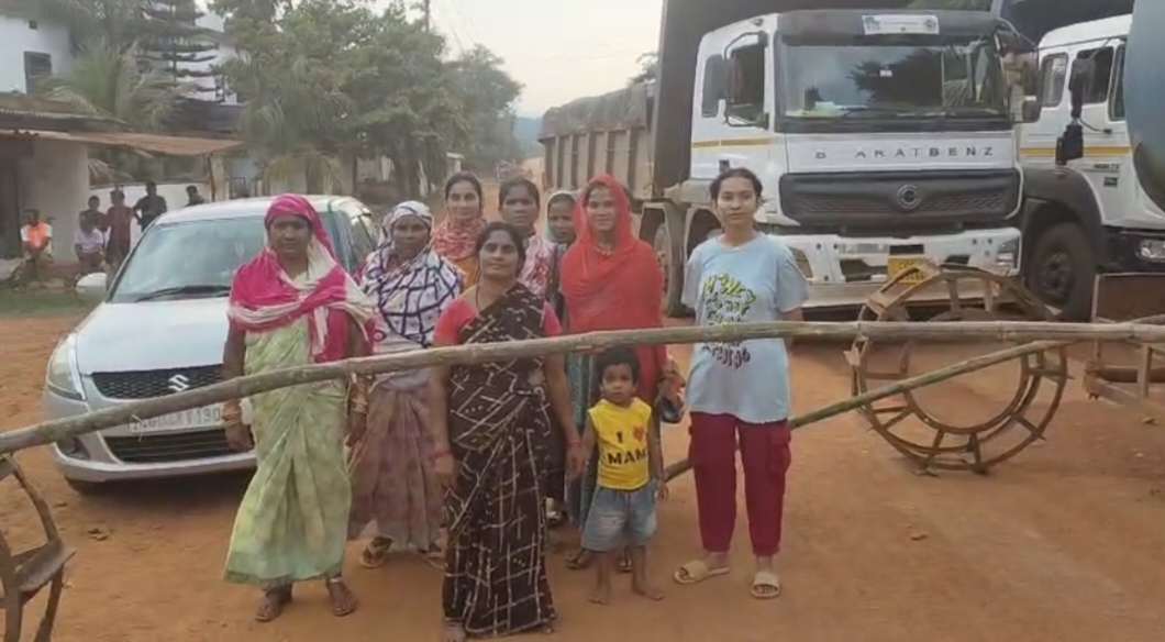 नारायणपुर-कोंडागांव NH-130D पर ग्रामीणों का चक्काजाम: धूल से परेशान ग्रामीणों ने ठेकेदार पर लगाया लापरवाही का आरोप...