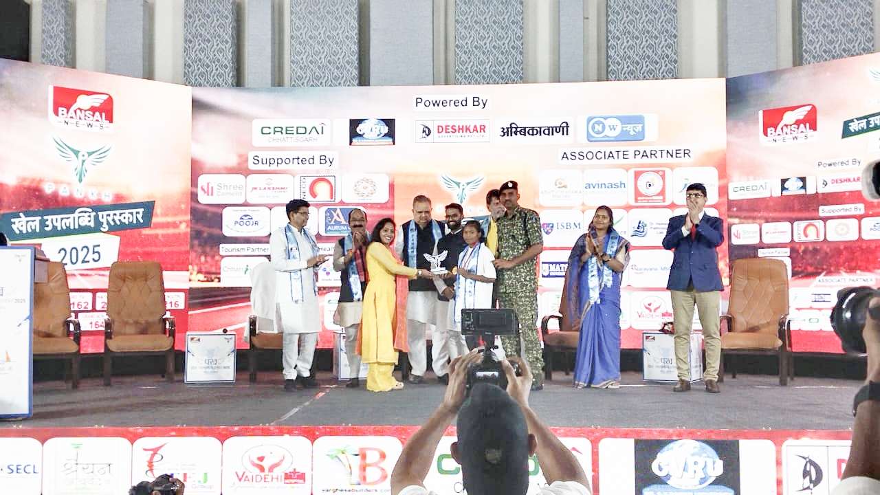 बंसल न्यूज के ‘पंख अवॉर्ड’ से सम्मानित हुई कोण्डागांव की हेमवती नाग, मिली 50 हजार रुपये की प्रोत्साहन राशि…