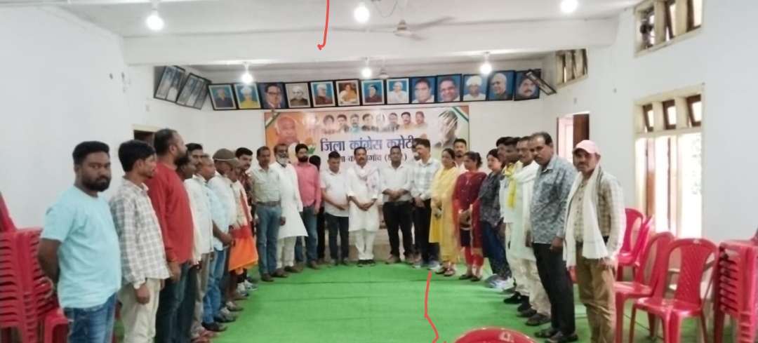 कांग्रेसियों ने विमान हादसे के मृतकों को दी श्रद्धांजलि..