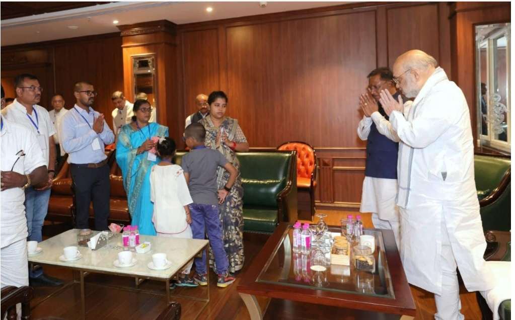 शहादत को नमन: केंद्रीय गृह मंत्री अमित शाह ने शहीद आकाश राव गिरिपुंजे के परिजनों से की मुलाकात..