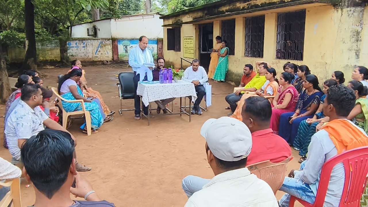 इंग्लिश मीडियम स्कूल भवन अधूरा, शिक्षकों की  कमी – पालकों ने की बैठक...