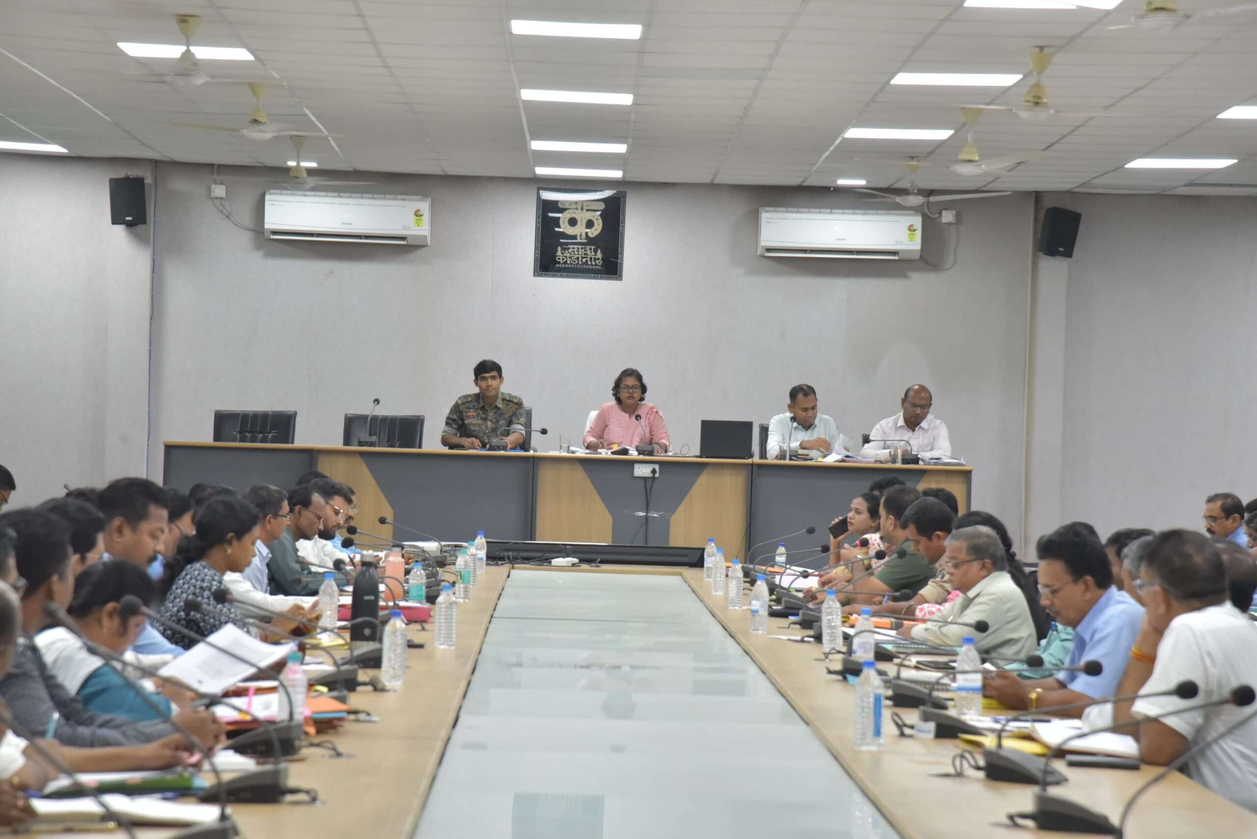 साप्ताहिक समय-सीमा की बैठक: प्रधानमंत्री आवास योजना के लंबित कार्यों को प्राथमिकता से पूर्ण कराने के निर्देष....