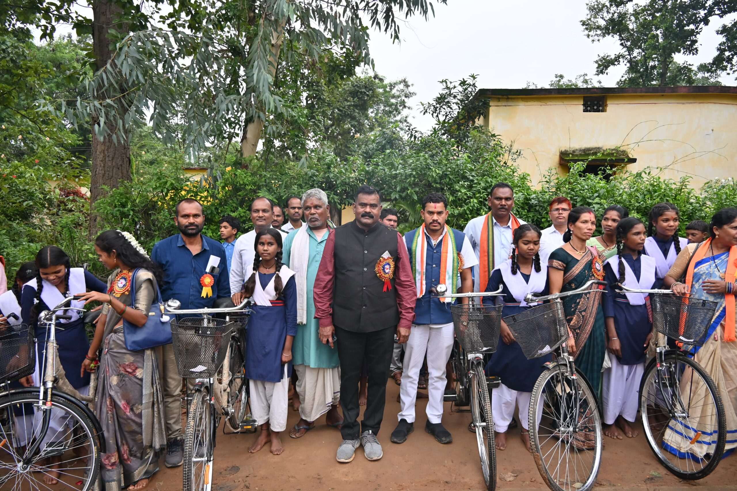 ग्राम चरकई में विकासखंड स्तरीय शाला प्रवेशोत्सव में शामिल हुए नीलकंठ टेकाम...