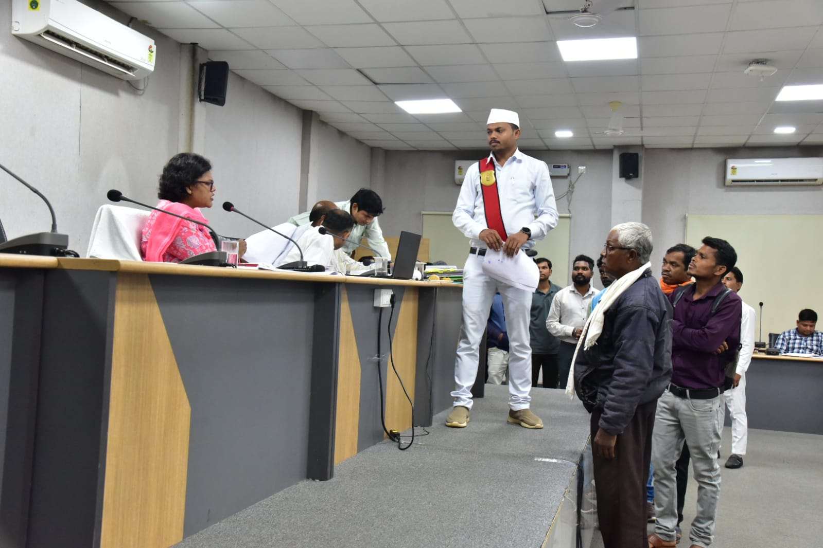 कलेक्टर ने जनदर्शन में सुनी समस्याएं...