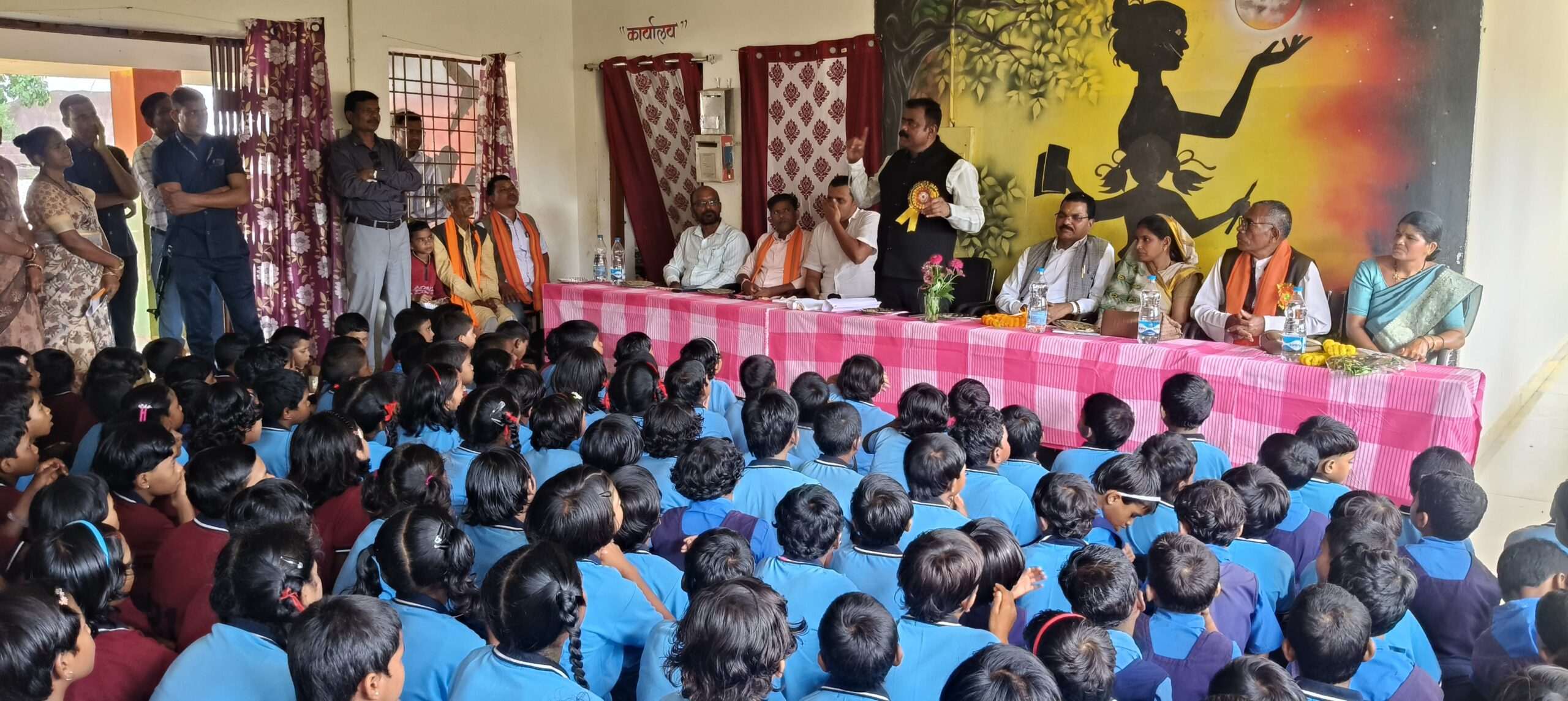 भैंसाबेड़ा में कन्या आश्रम लोकार्पण: विधायक टेकाम ने की छात्राओं से मुलाकात..