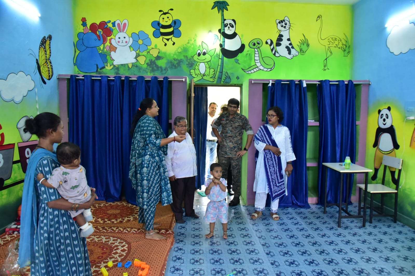 कलेक्टर एवं एसपी ने  पालना केंद्र का किया अवलोकन, बच्चों की सुविधाओं की ली जानकारी.