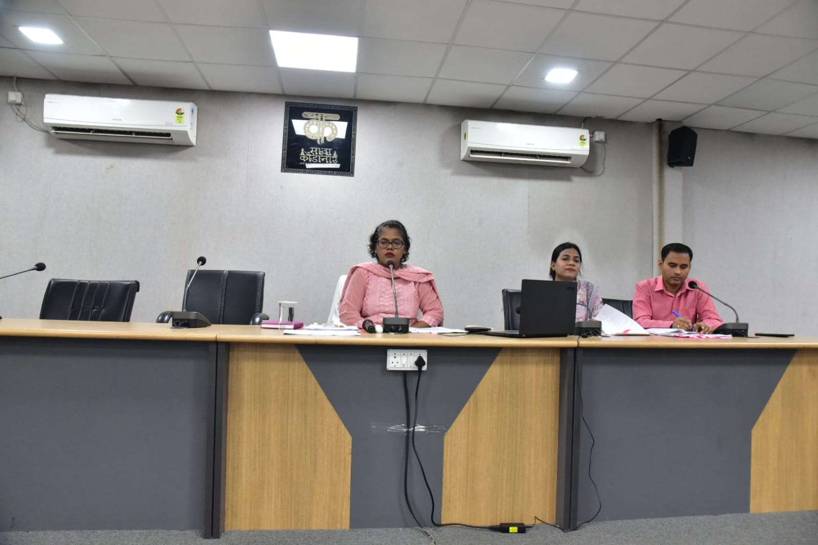 समय सीमा की बैठक :  कलेक्टर ने निर्माण कार्यों सहित शासकीय योजनाओं के क्रियान्वयन की समीक्षा