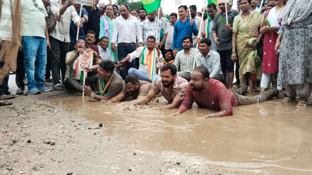 केशकाल खराब सड़क पर कांग्रेस का प्रदर्शन-गड्ढों में लेटकर जताया विरोध...