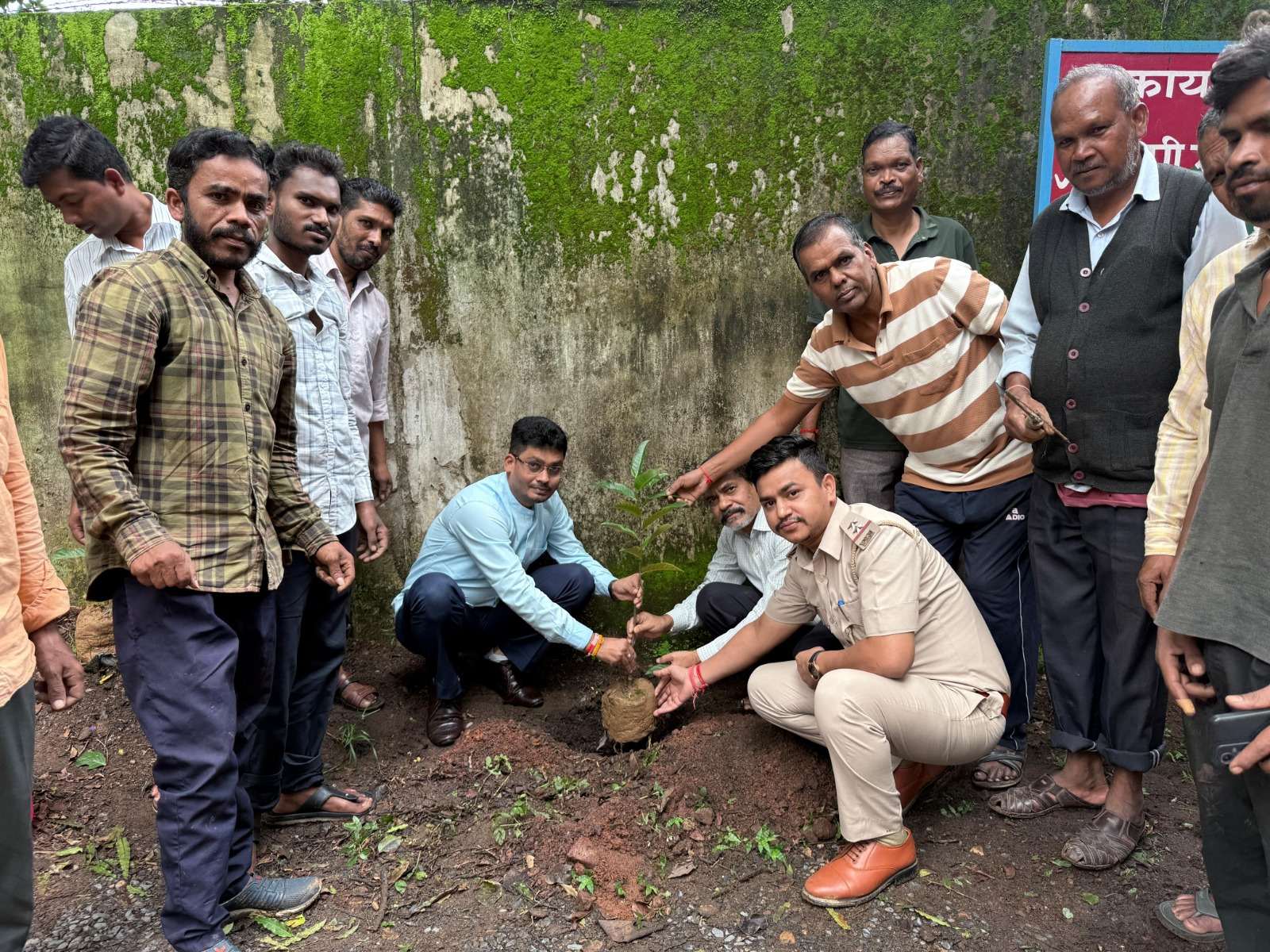 एक पेड़ मां के नाम 2.0‘ अभियान के तहत् आबकारी विभाग के अधिकारी-कर्मचारियों ने किया पौधारोपण