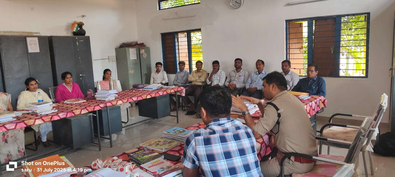 रांधना के उच्चतर माध्यमिक विद्यालय में फरसगांव पुलिस का चलित थाना, छात्रों को दी कानूनी जानकारी...