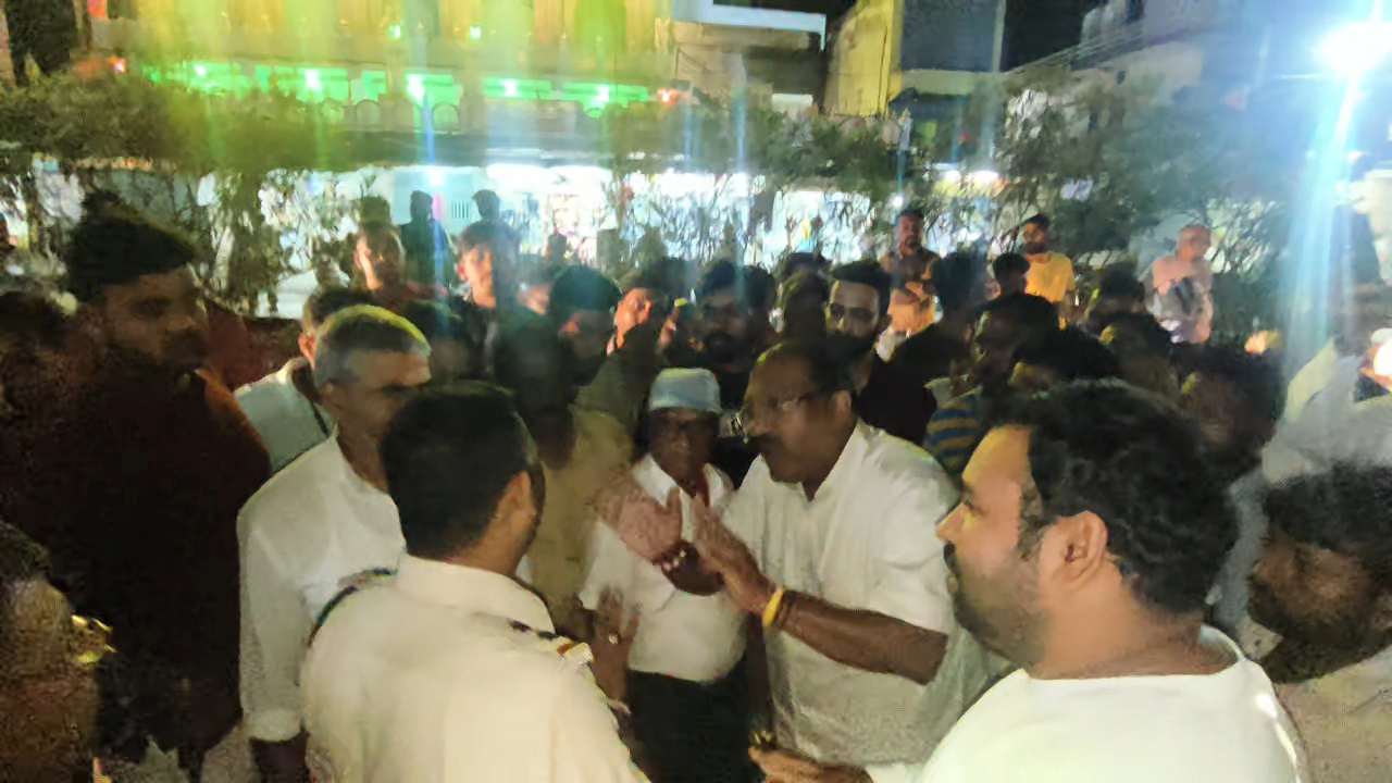 NH-30 मस्जिद चौक में ट्रक और कार की भिंडत के बाद नगरवासियों ने किया जमकर हंगामा, किया चक्का जाम...