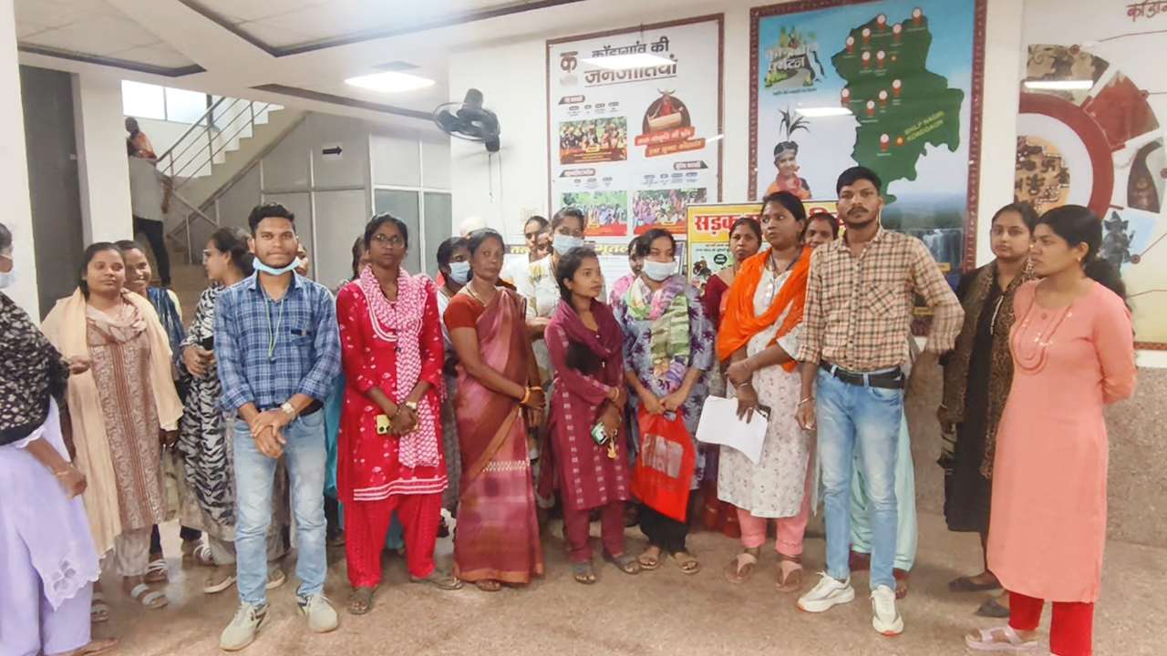 वेतन भुगतान में देरी पर DMF कर्मियों ने कलेक्टर जनदर्शन में जताई नाराज़गी, सौंपा ज्ञापन