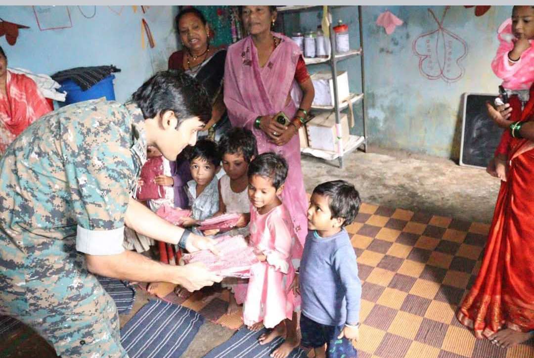एसपी अक्षय कुमार ने बच्चों संग बांटी मुस्कान, वितरित किए गणवेश व खिलौने...