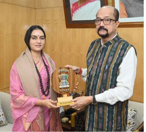 राज्यपाल डेका से वाटर वुमेन सुश्री पाठक ने की सौजन्य भेंट...