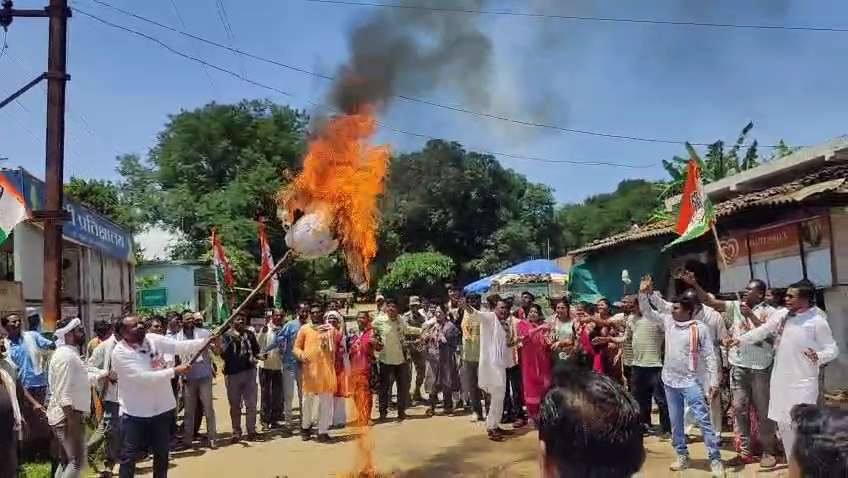 ED की कार्रवाई के विरोध में कांग्रेसियों ने भाजपा व ईडी  का किया पुतला दहन...
